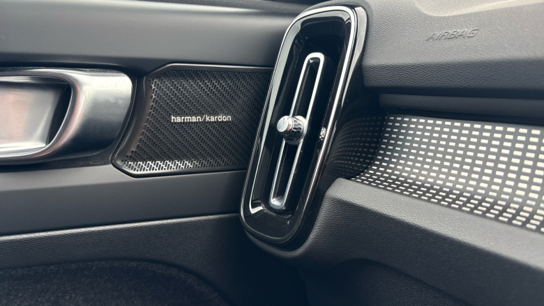 Volvo XC40 2.0 B4P Ultimate Dark 5dr Auto Petrol Estate